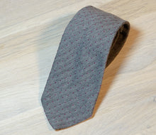 Ladda upp bild till gallerivisning, Altea-gray-purple-dot-silk-cotton-tie
